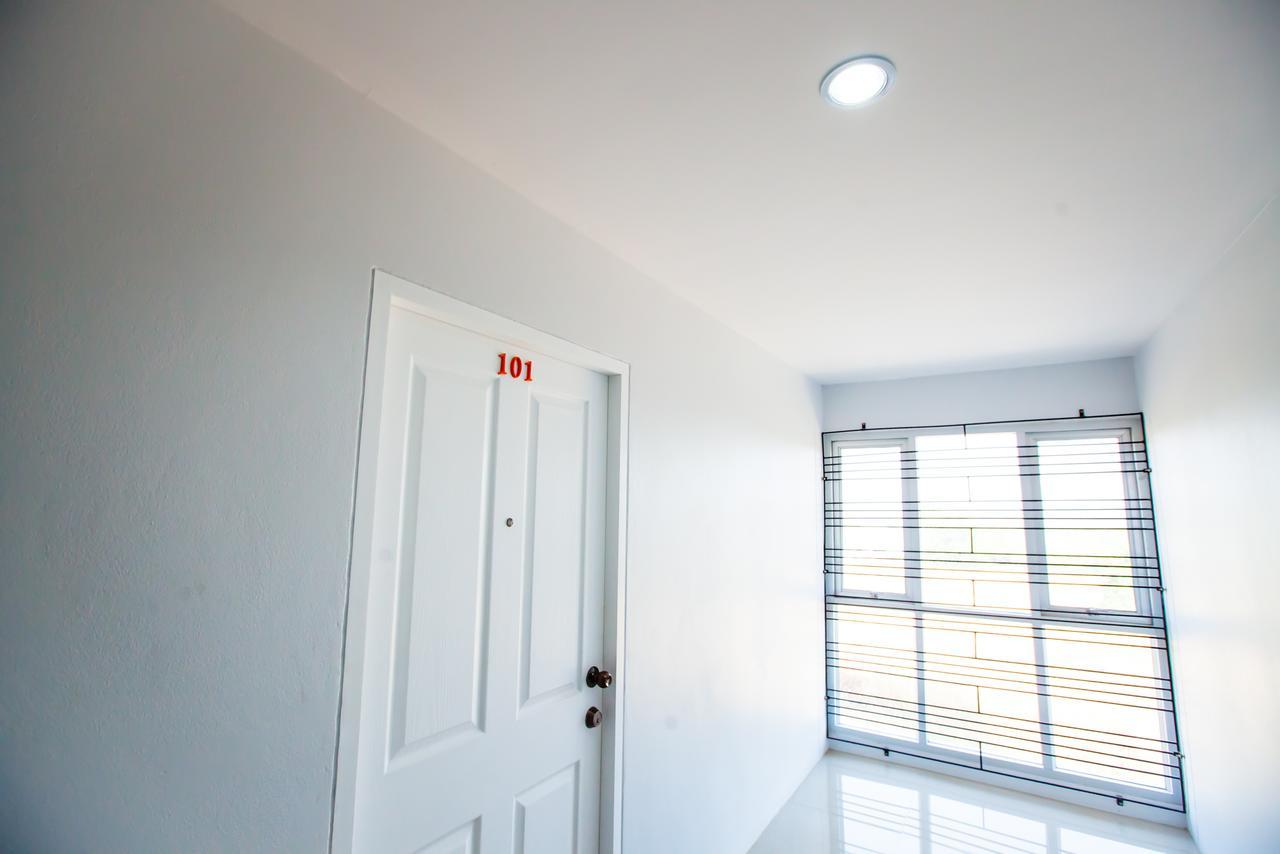 Room 9 Residence (Adults Only) Pluak Daeng Екстериор снимка